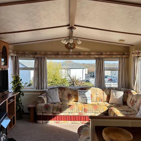 Cosy Two Bedroom Lodge On Seven Bays Holiday Park Near Padstow *