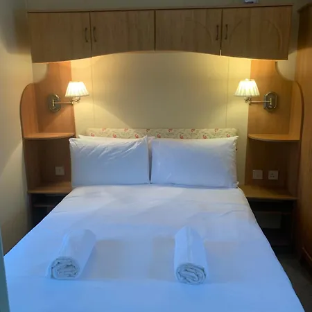 Cosy Two Bedroom Lodge On Seven Bays Holiday Park Near Padstow Campsite