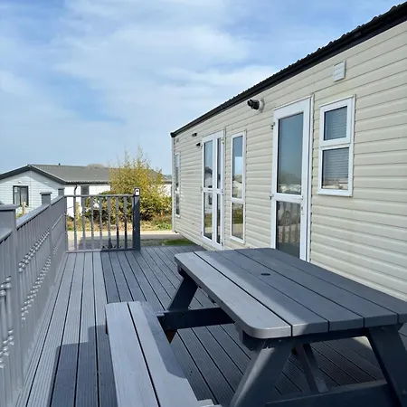 Cosy Two Bedroom Lodge On Seven Bays Holiday Park Near Padstow Campsite